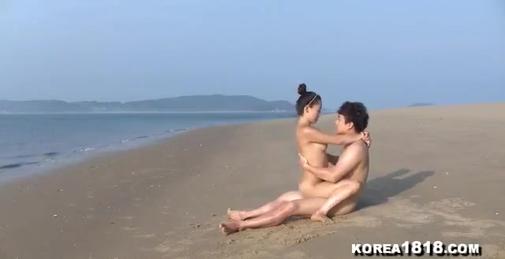 韩国沙滩上做爱